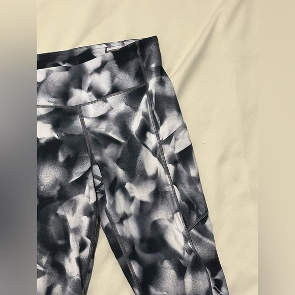 Lululemon Speed Up Crop 21" in Blush Blossom Alpine White Black - Size 6 - Picture 7 of 9